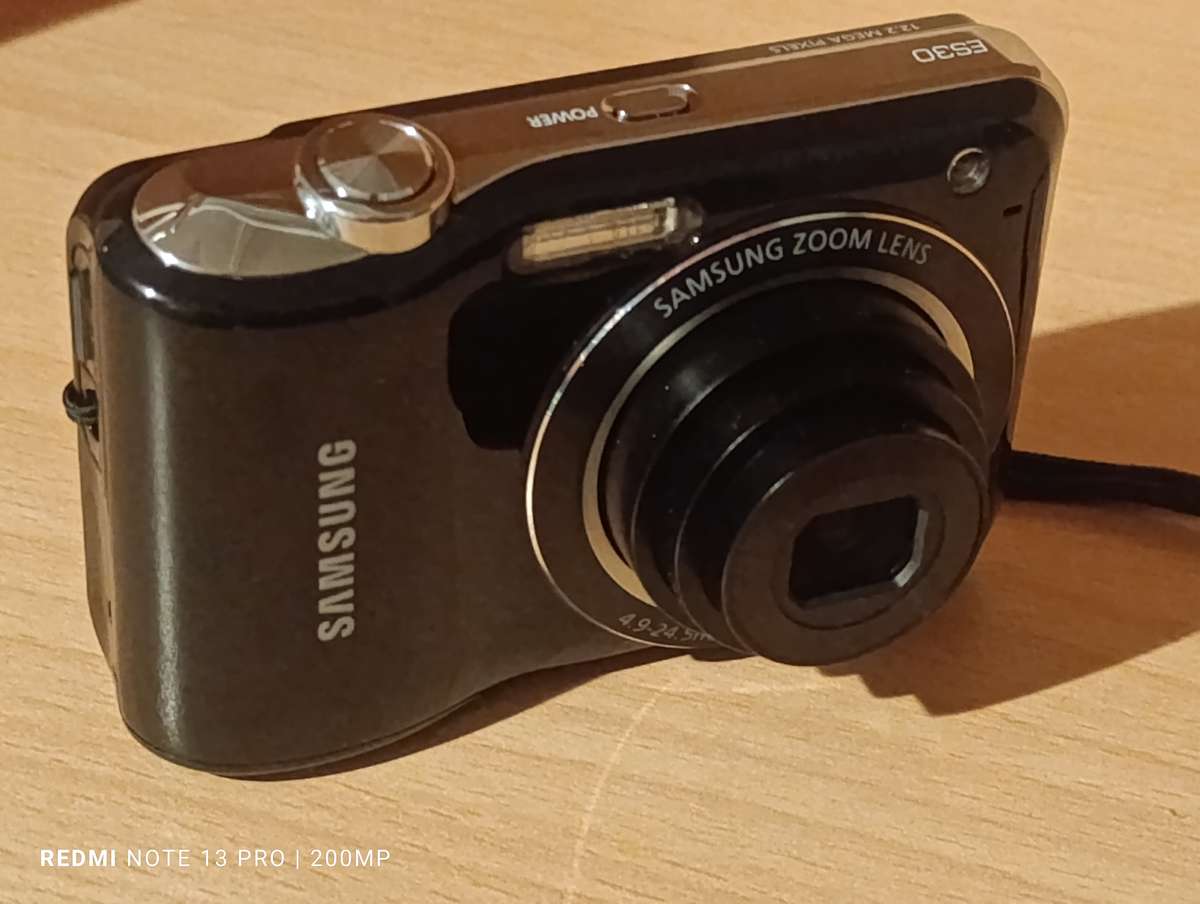 Samsung ES30 - 12.2MP - 5x Zoom - Digital Camera - Free SD Card
