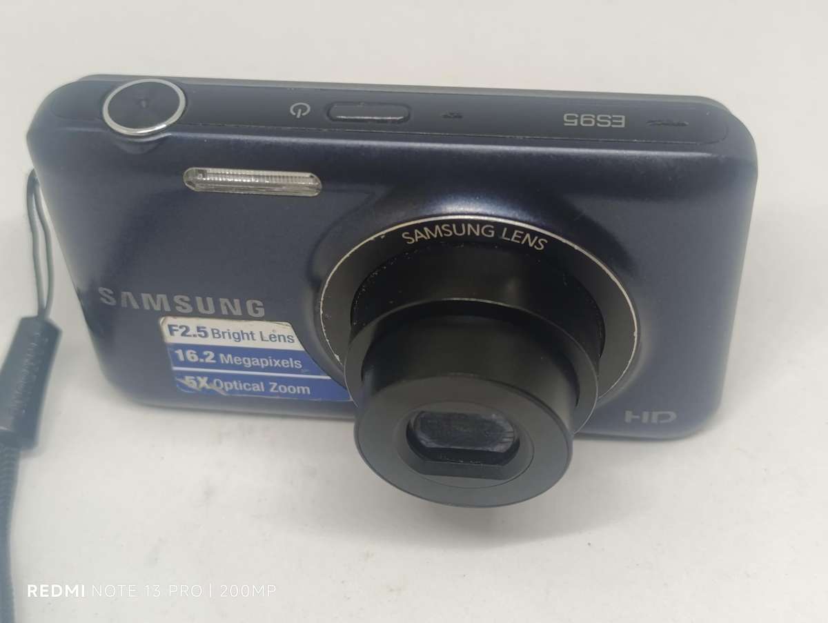 Samsung ES95 - 16.2MP - 5x Zoom - Digital Camera