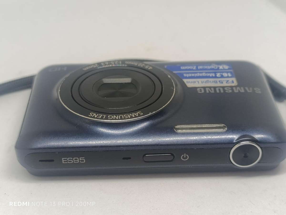 Samsung ES95 - 16.2MP - 5x Zoom - Digital Camera