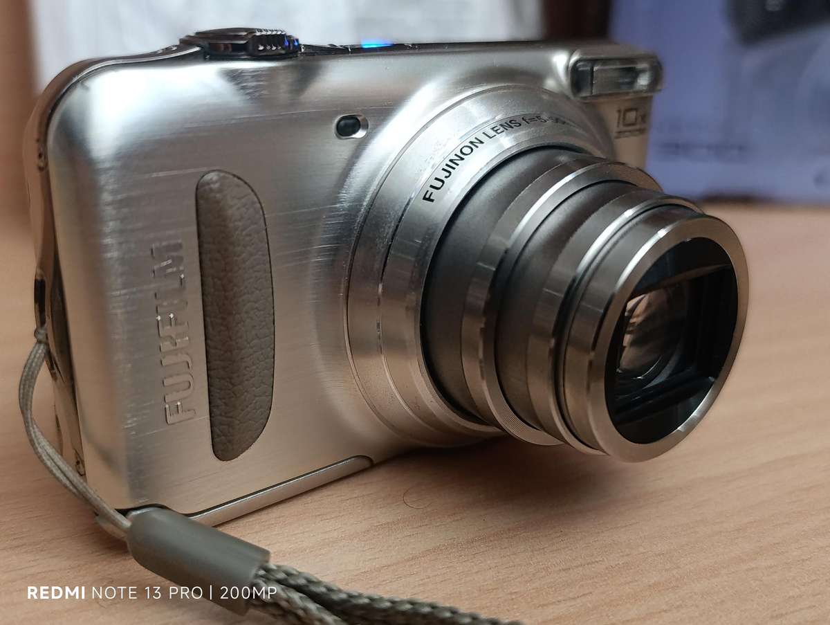 Fujifilm T300 - 14MP - 10x Zoom - Digital Camera