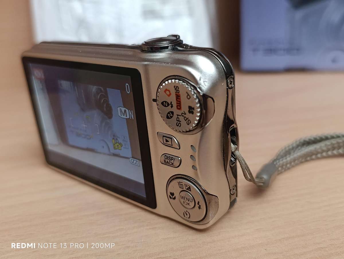 Fujifilm T300 - 14MP - 10x Zoom - Digital Camera