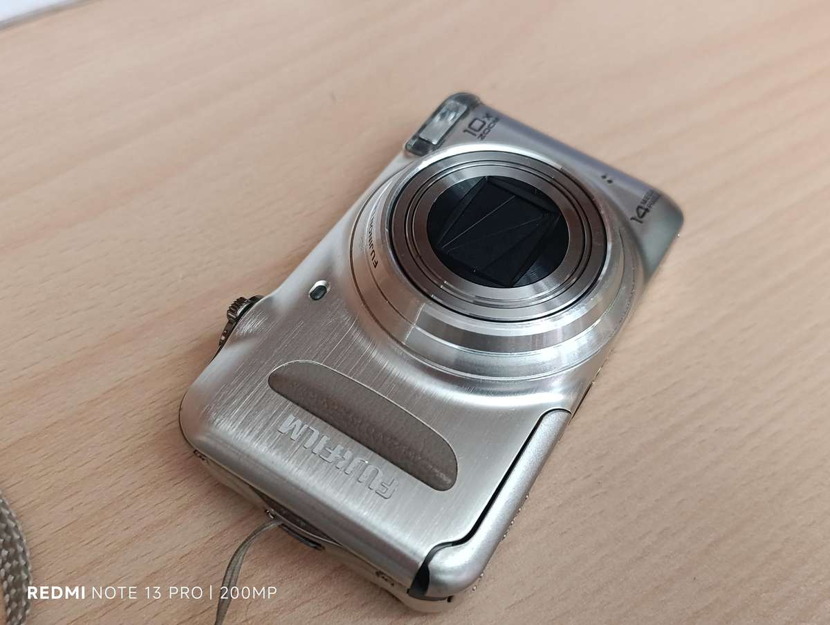 Fujifilm T300 - 14MP - 10x Zoom - Digital Camera