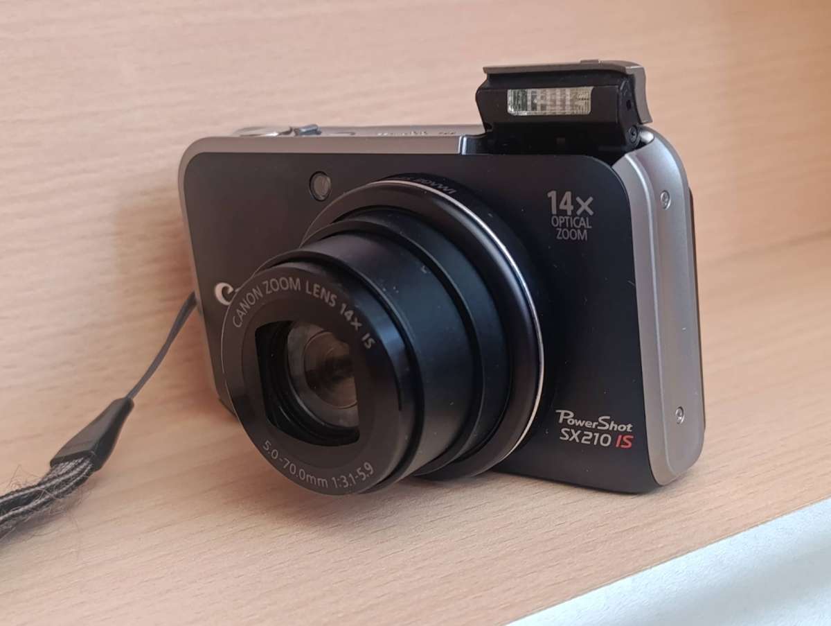 Canon POWERSHOT SX210iS - 14.1MP - 14x Zoom - Digital Camera