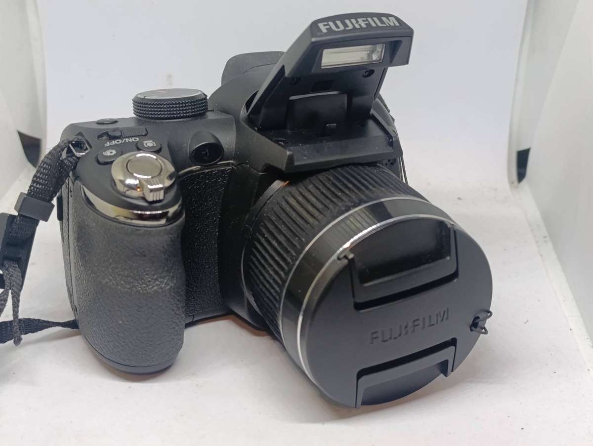 Fujifilm FinePix S4000 - 14MP - 30x Zoom - Digital Camera