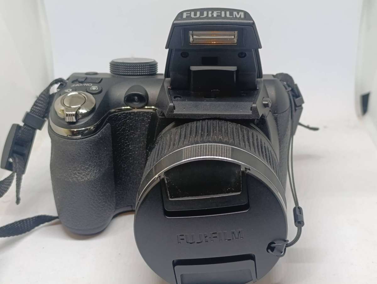 Fujifilm FinePix S4000 - 14MP - 30x Zoom - Digital Camera