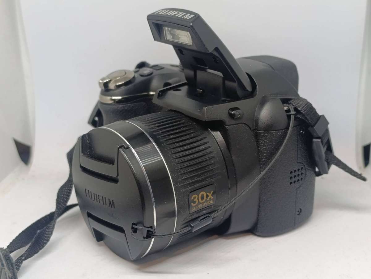 Fujifilm FinePix S4000 - 14MP - 30x Zoom - Digital Camera