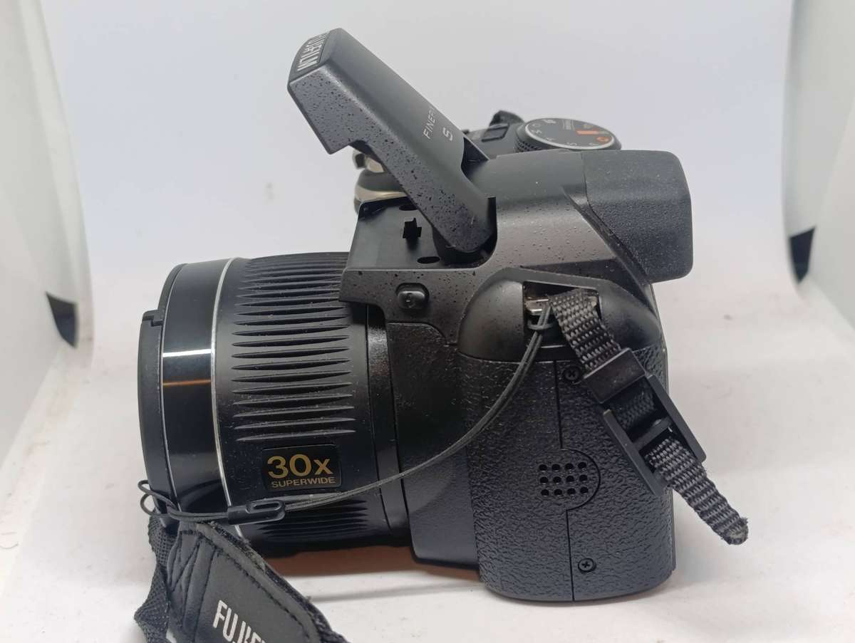 Fujifilm FinePix S4000 - 14MP - 30x Zoom - Digital Camera