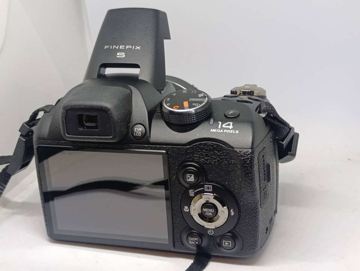 Fujifilm FinePix S4000 - 14MP - 30x Zoom - Digital Camera