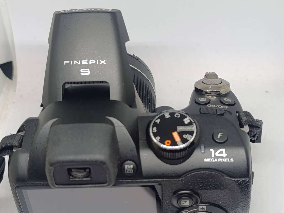 Fujifilm FinePix S4000 - 14MP - 30x Zoom - Digital Camera