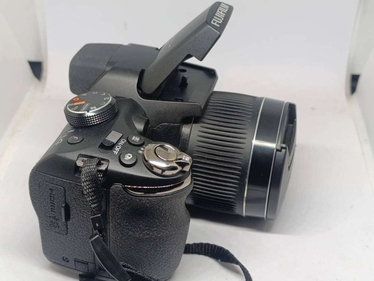 Fujifilm FinePix S4000 - 14MP - 30x Zoom - Digital Camera