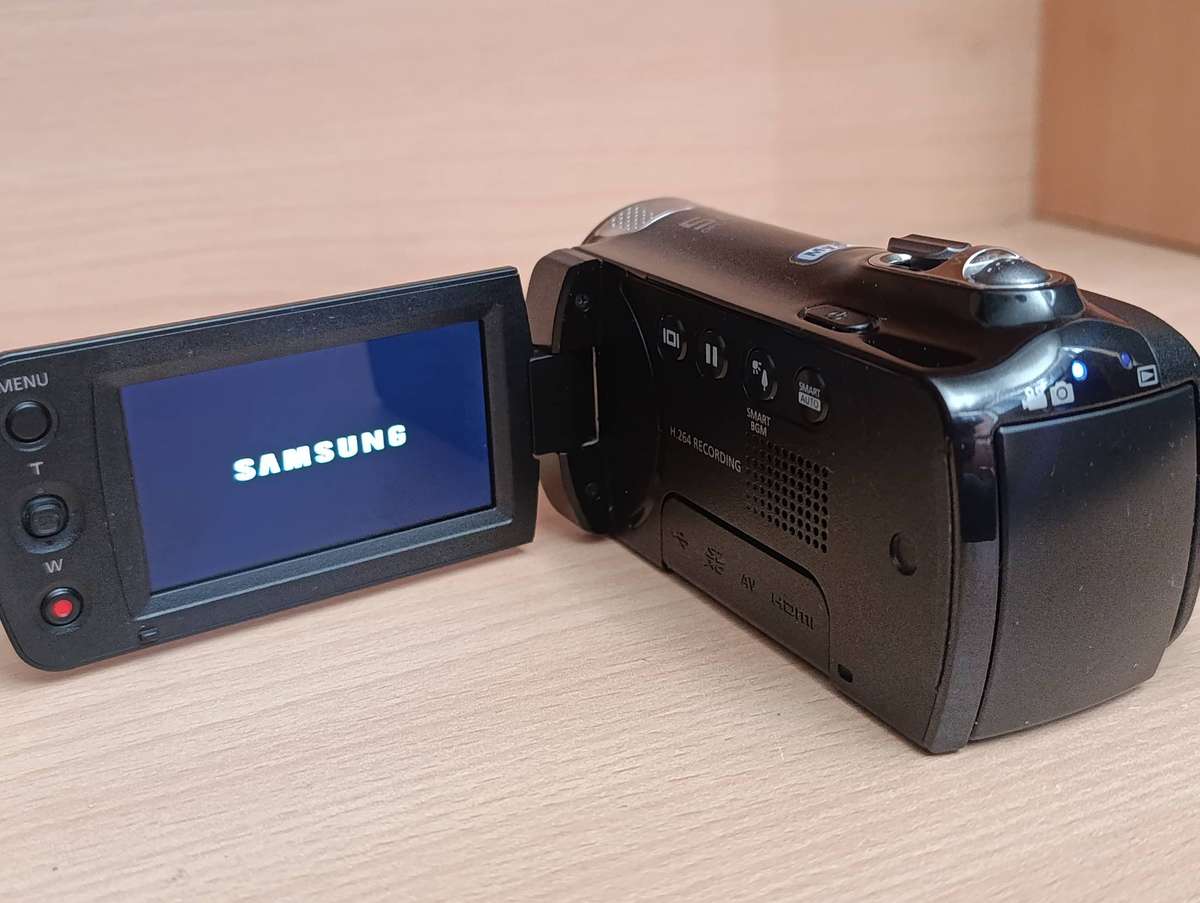 Samsung HMX-F80 HD Camcorder