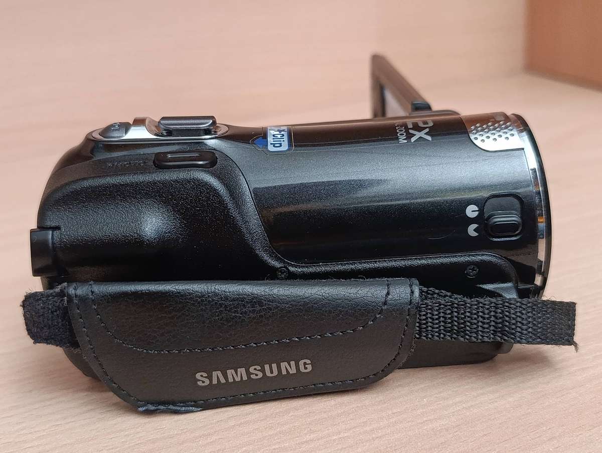 Samsung HMX-F80 HD Camcorder
