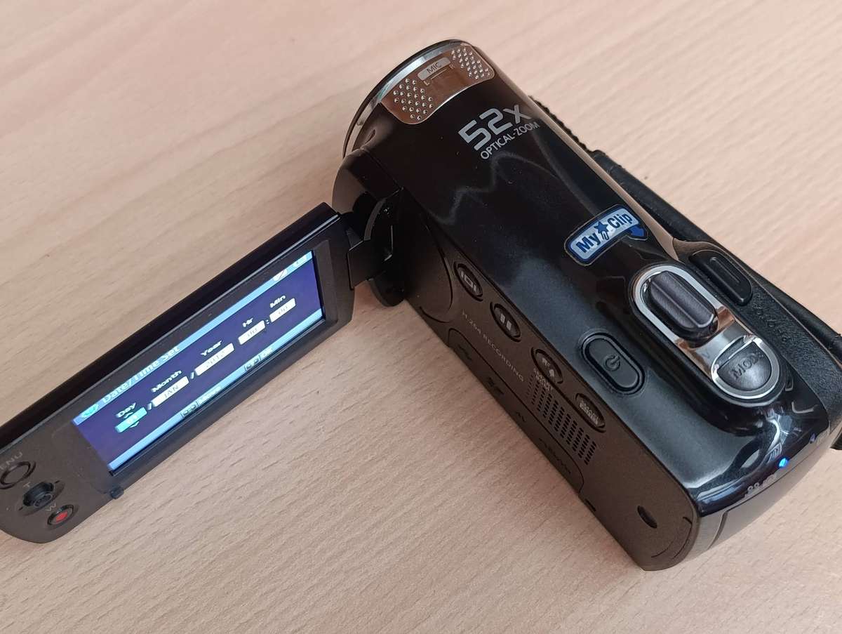 Samsung HMX-F80 HD Camcorder