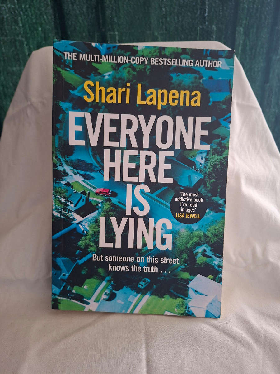 Shari Lapena Everyone Here Is Lying