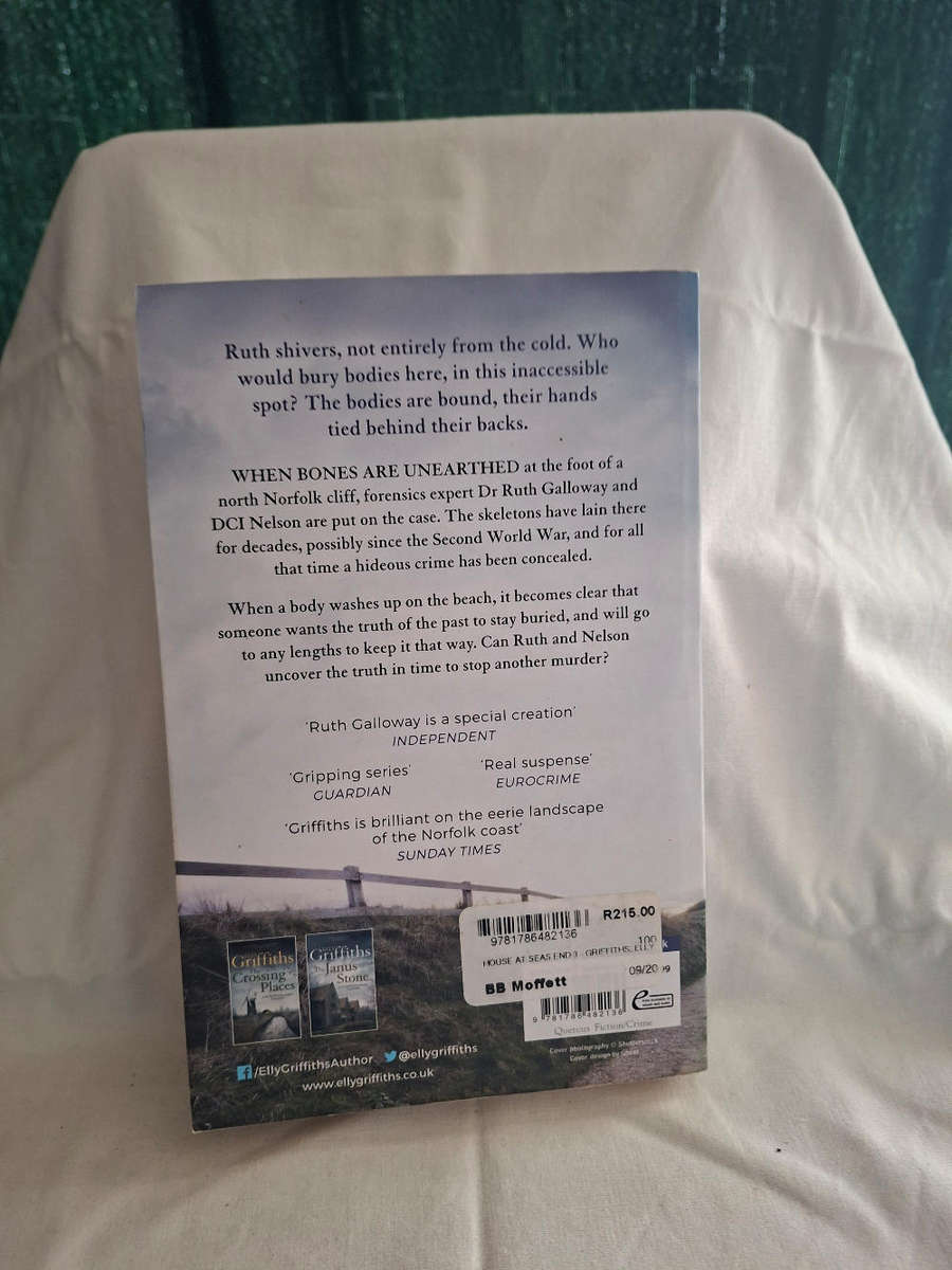 Elly Griffiths The House at Sea's End