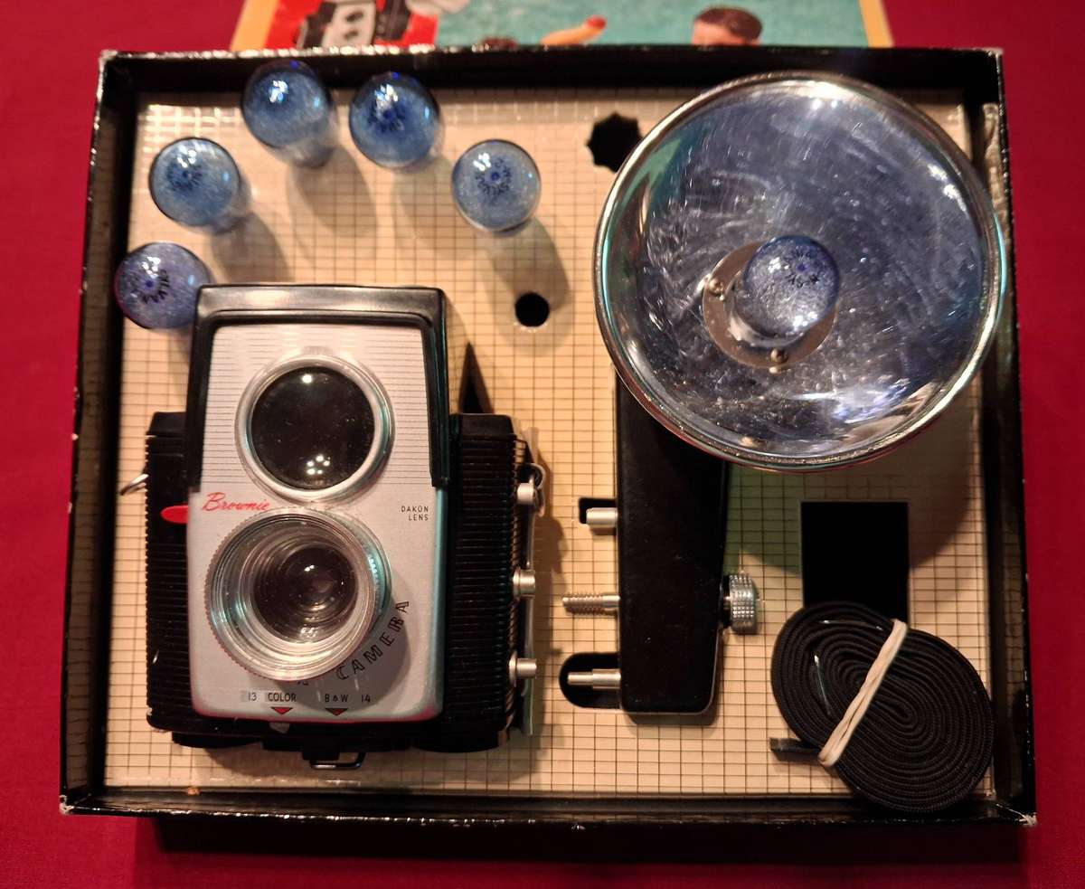 Vintage 1950's Brownie Starflex Outfit camera housed in the original box, flash attachment and bulbs