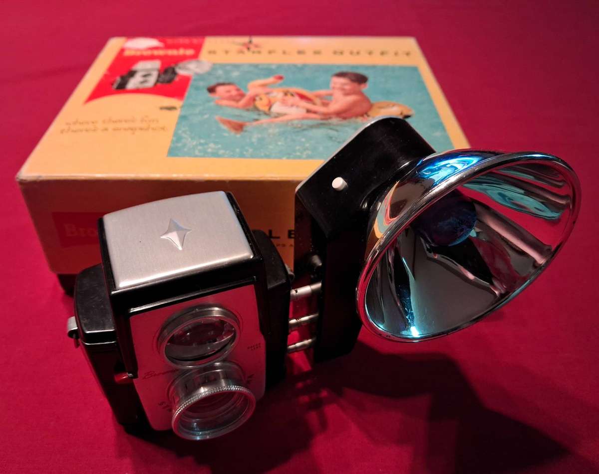 Vintage 1950's Brownie Starflex Outfit camera housed in the original box, flash attachment and bulbs