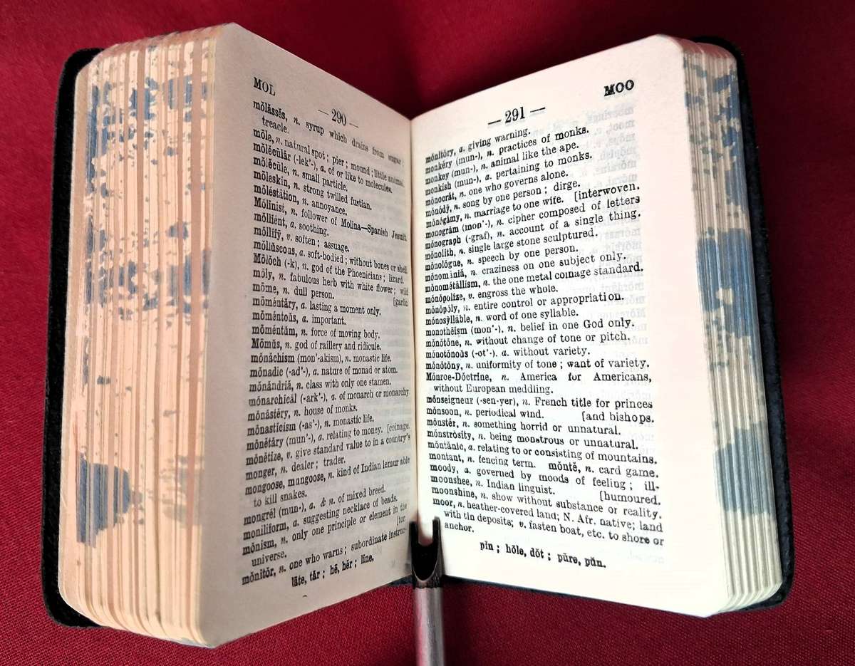 Queen Elizabeth II Coronation 1953 Edition - De Luxe Midget Series English Dictionary