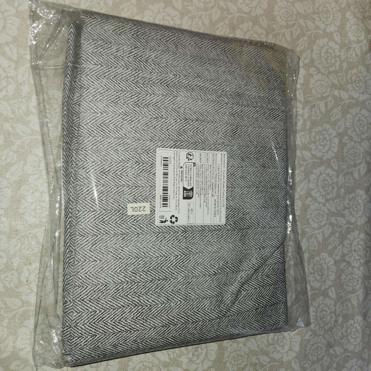 Foldable Clothes and Blanket Storage Bag with Handles