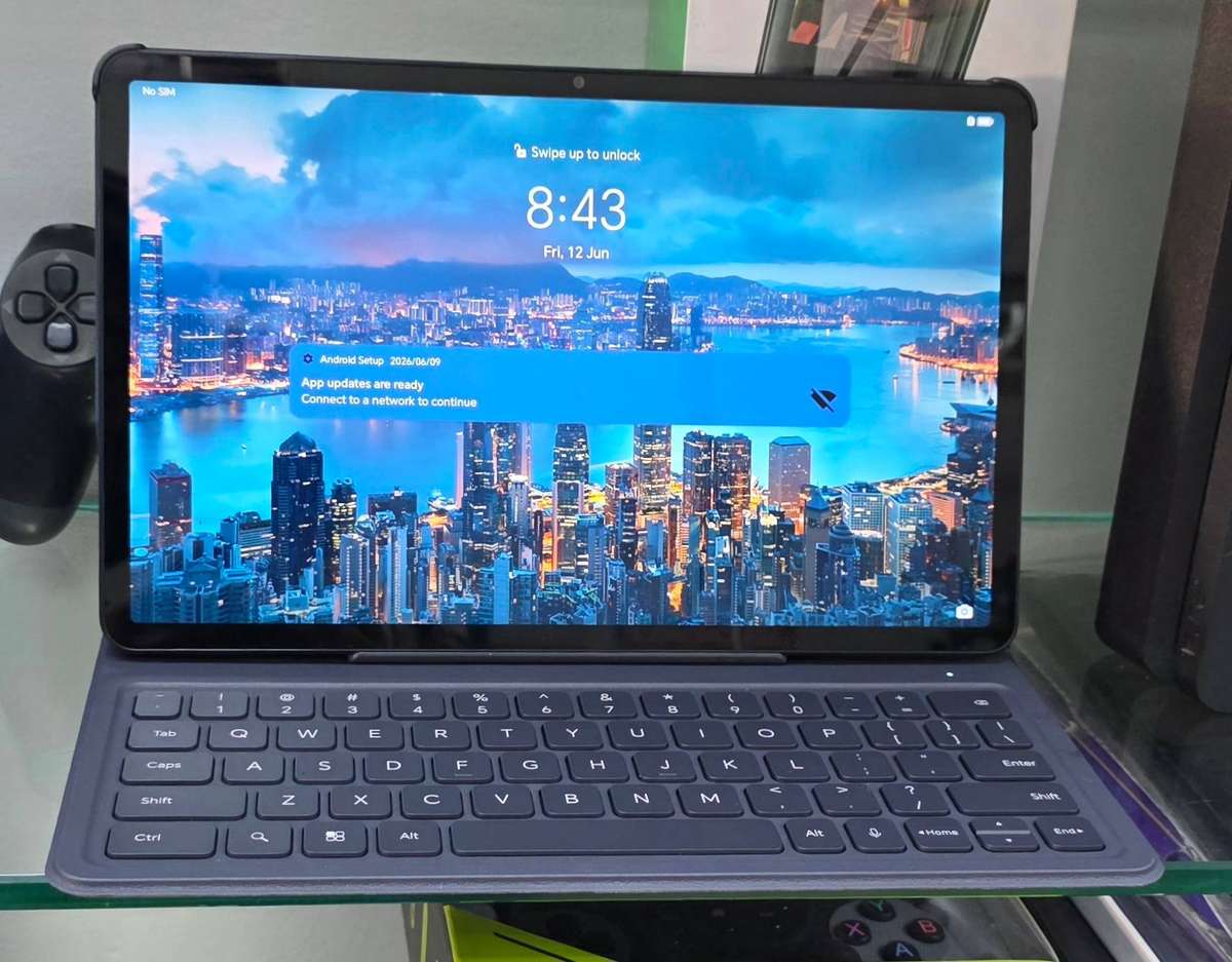 Honor Pad X9 1 Week Old With Box and Original Magsafe Keyboard Cover