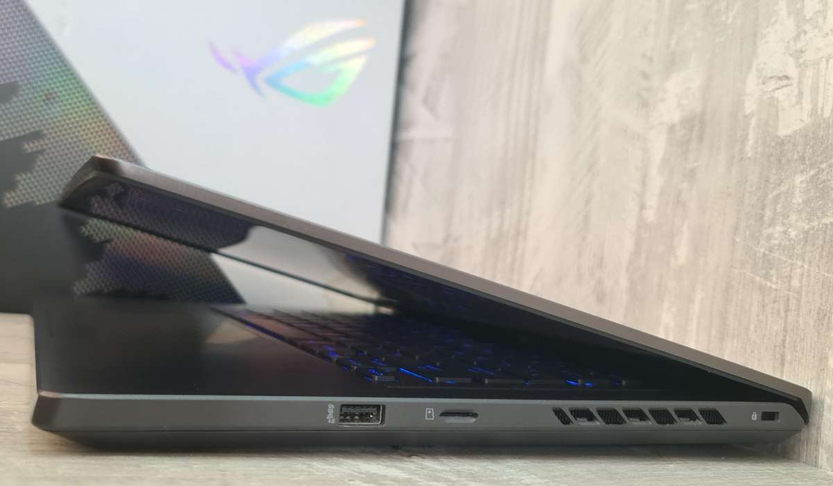 Asus Zephyrus Ryzen 9 5900HS RTX 3070 8GB GDDR6 Vram 16GB DDR4 Ram 1TB Nvme SSD Gaming Laptop