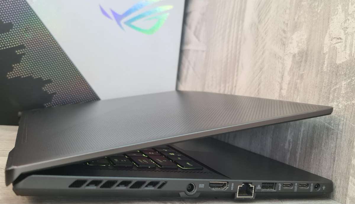 Asus Zephyrus Ryzen 9 5900HS RTX 3070 8GB GDDR6 Vram 16GB DDR4 Ram 1TB Nvme SSD Gaming Laptop