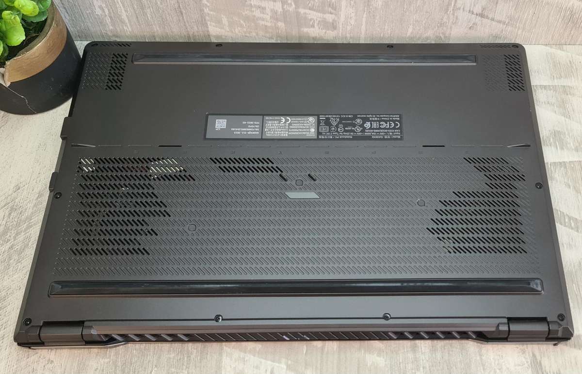 Asus Zephyrus Ryzen 9 5900HS RTX 3070 8GB GDDR6 Vram 16GB DDR4 Ram 1TB Nvme SSD Gaming Laptop