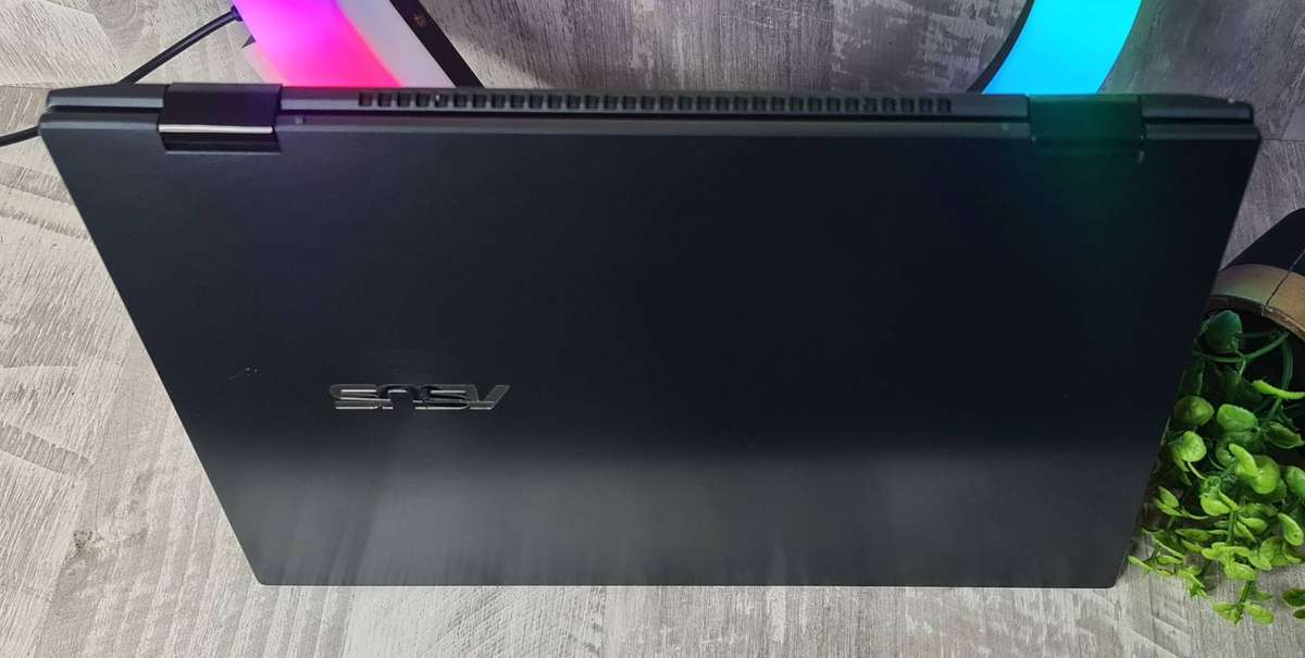 Asus Zenbook Flip Touchscreen 3k OLED Display Core i7 16GB 4267MT/s RAM 512GB Nvme SSD Laptop