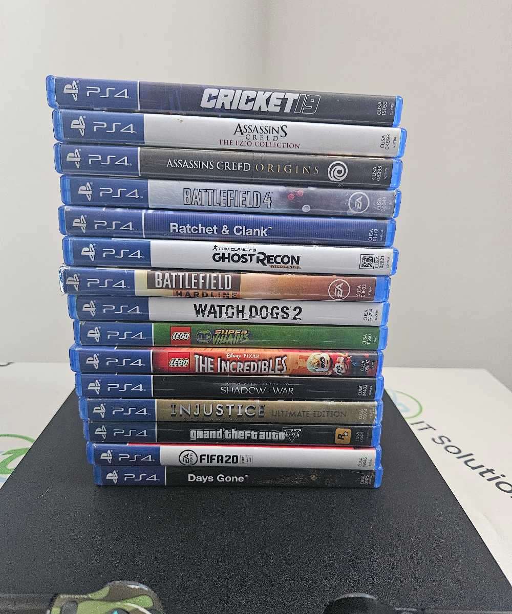 Playstation 4 + 2 Controllers. 15 Games