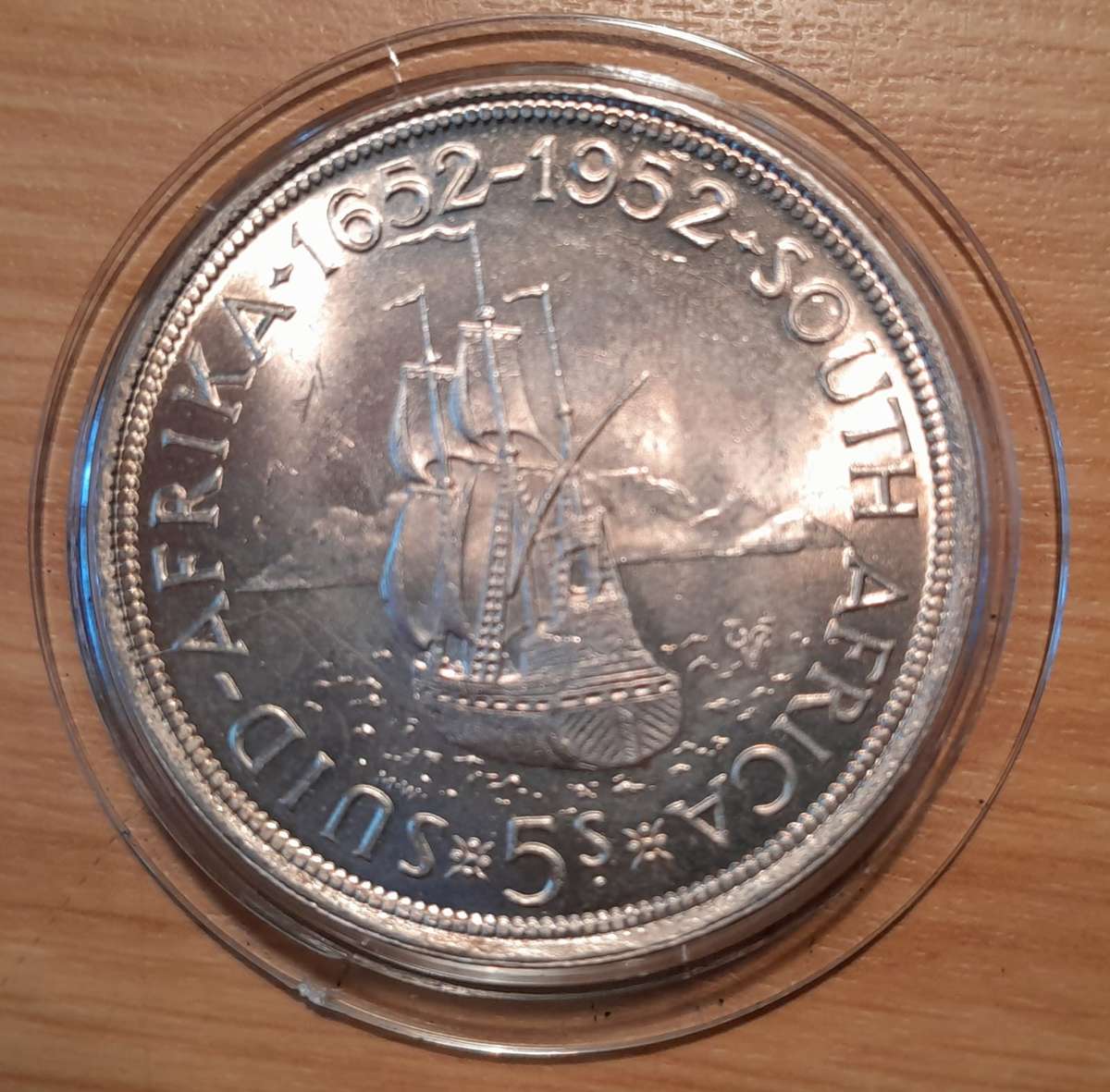 1952 50% SILVER 5/- CROWN, A LOVELY COIN ABOUT UNC and AS PER PICTURES