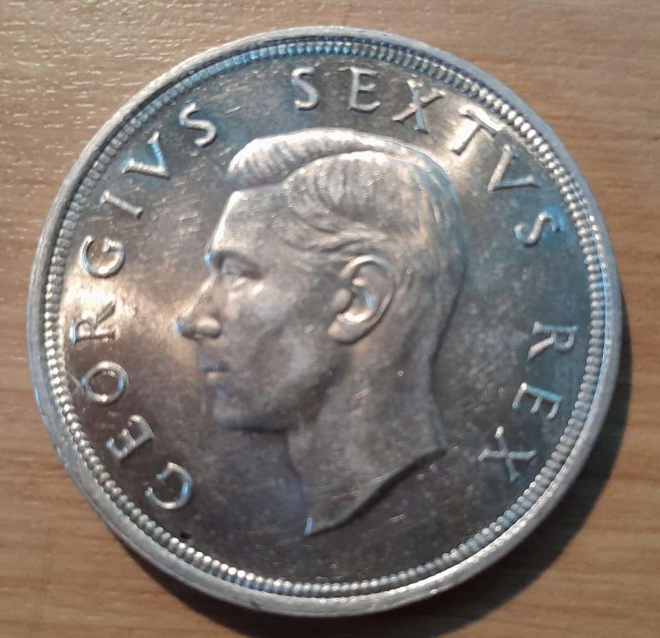 1952 50% SILVER 5/- CROWN, LOVELY COIN, AS PER PICTURES, IN CAPSULE.