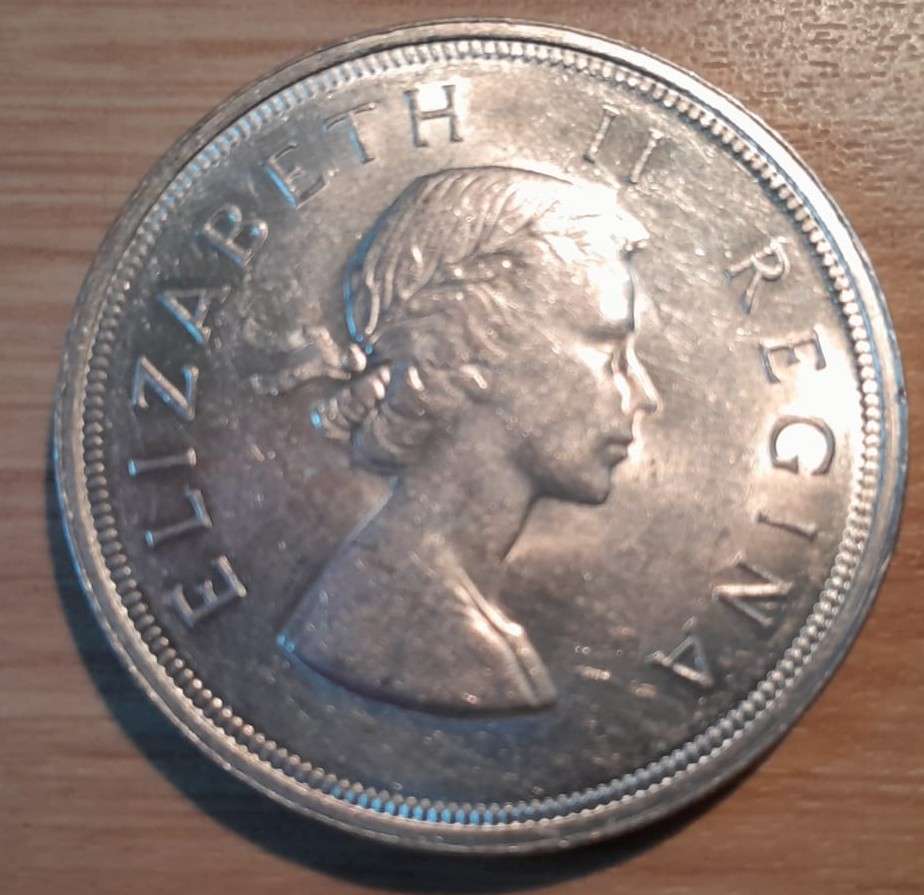 1957 50% SILVER 5/- CROWN, LOVELY COIN ABOUT UNC, AS PER PICTURES, IN CAPSULE.