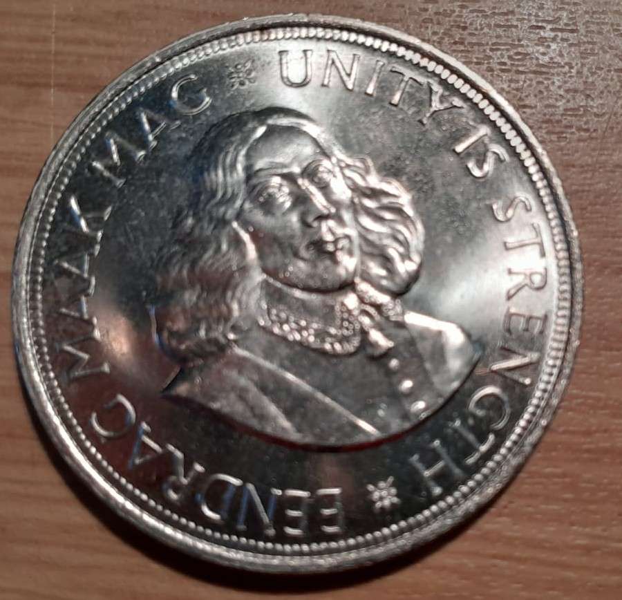 1964 50% SILVER 50 Cent ABOUT UNC CROWN, AS PER PICTURES, IN CAPSULE.