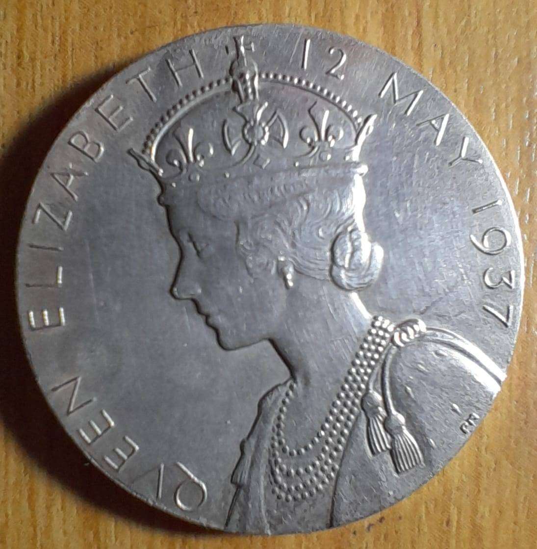 BRITISH 1937 CORONATION 0,925 SILVER MEDALLION MINTED by a PRIVATE MINT. ENCAPSULATED.