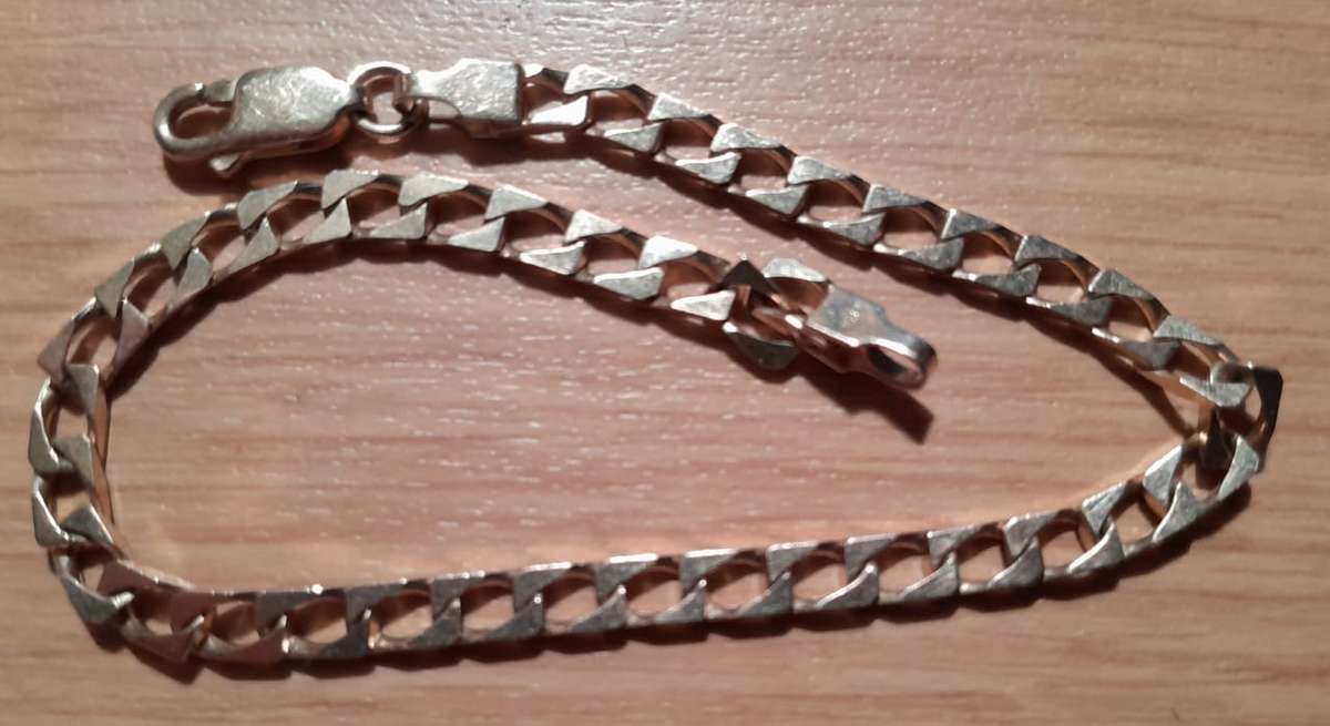 9ct. Gold Chain Bracelet 180mm long & 4mm wide, weight 5,1 gms, second hand but like new.