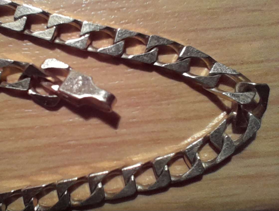 9ct. Gold Chain Bracelet 180mm long & 4mm wide, weight 5,1 gms, second hand but like new.