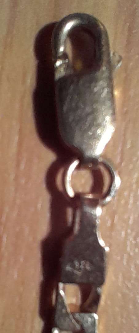 9ct. Gold Chain Bracelet 180mm long & 4mm wide, weight 5,1 gms, second hand but like new.