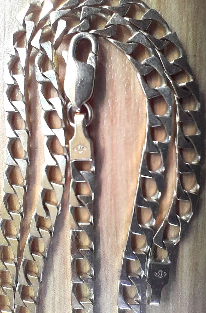 9ct. Gold Chain 550mm long & 4mm wide, weight 14,3 gms (Half an Ounce), second hand but like new.