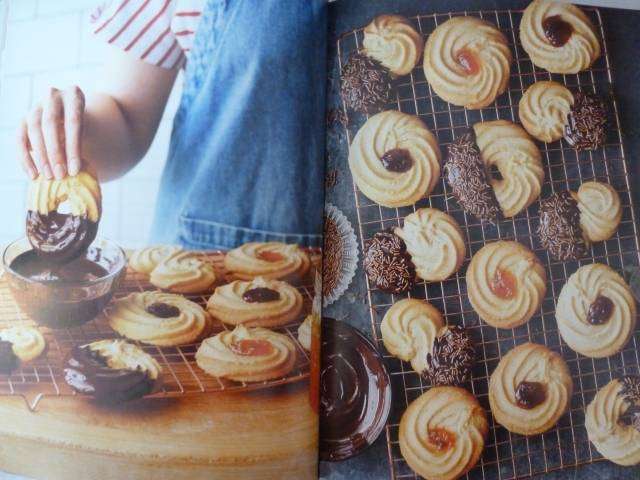THE GREAT BRITISH BAKE OFF - LOVE TO BAKE By Paul Hollywood & Prue Leith