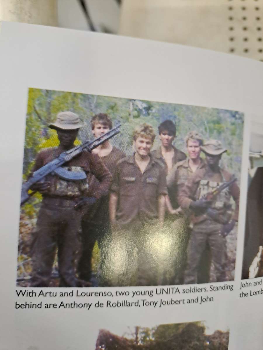 BACK TO ANGOLA - A JOURNEY FROM WAR TO PEACE. By Paul Morris