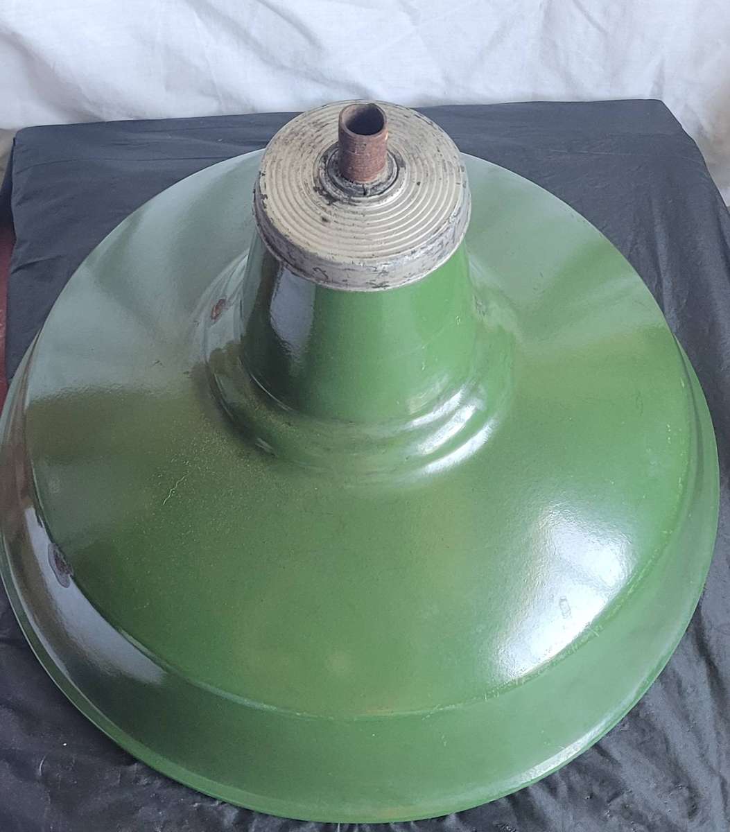 VINTAGE INDUSTRIAL GREEN ENAMEL LAMP