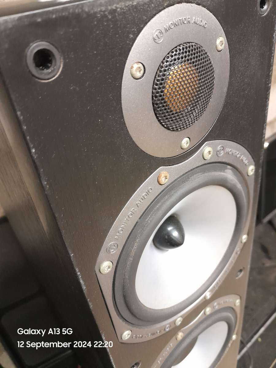 LG SOUNDBAR WITH WIRELESS SUBWOOFER AND ADAPTIVE SOUND