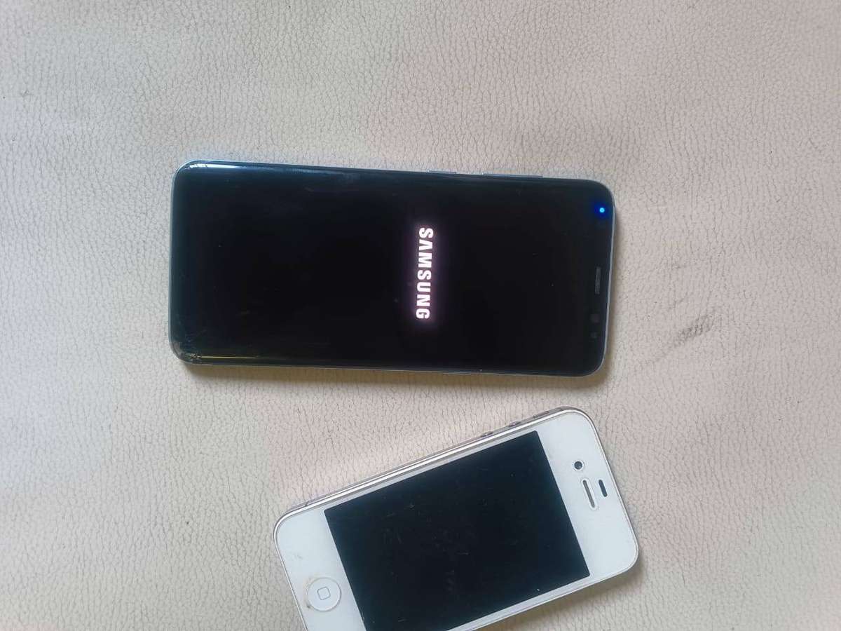 SAMSUNG S8 & iPhone 4