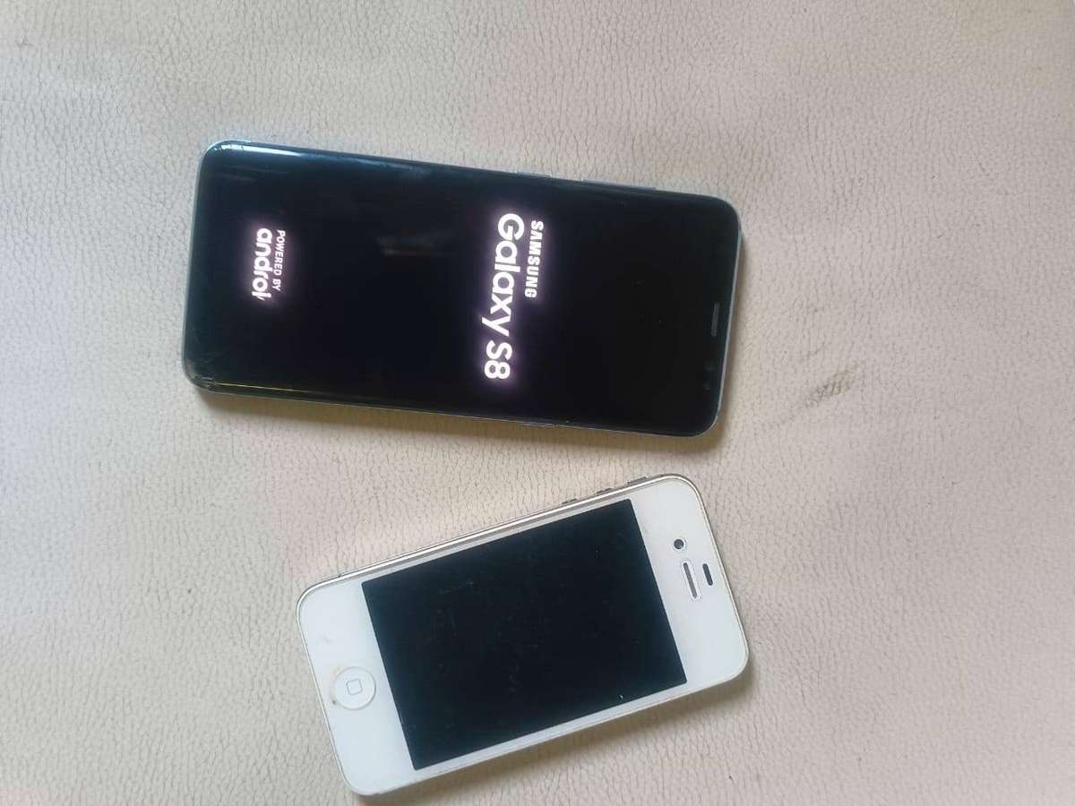 SAMSUNG S8 & iPhone 4