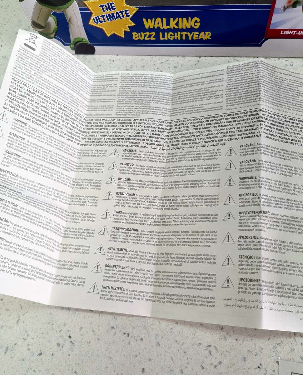 Disney Toy STory  4 Buzz Lightyear Talking & Walking in original box