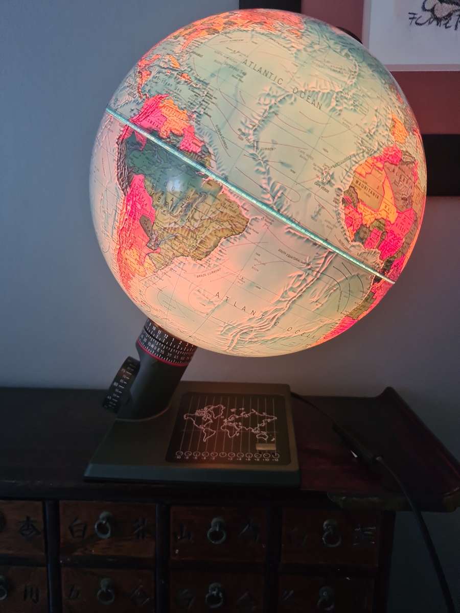 Vintage! Illuminated World Globe