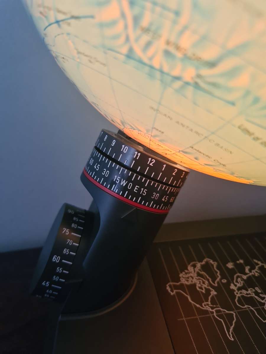 Vintage! Illuminated World Globe