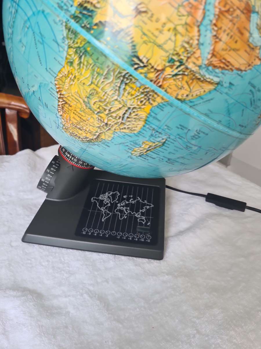 Vintage! Illuminated World Globe