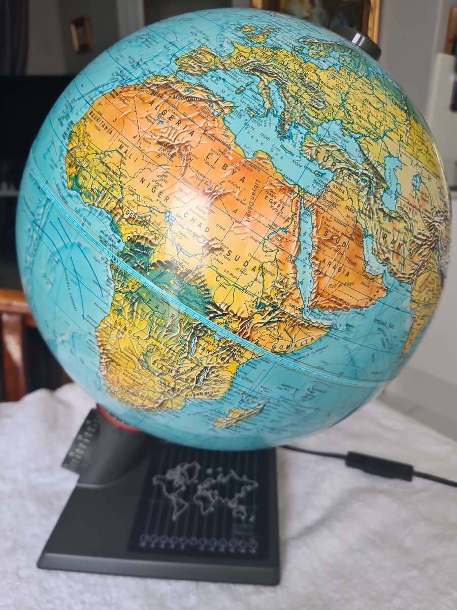 Vintage! Illuminated World Globe