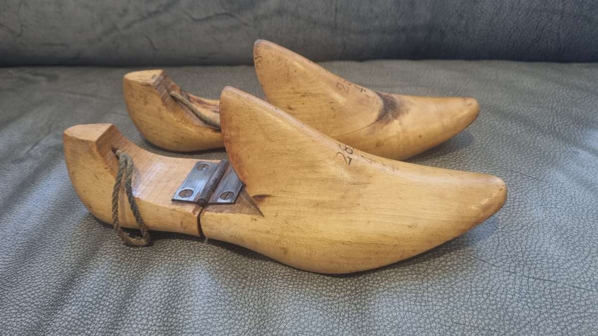 Solid wooden pair of shoe lasts for ladies shoes. Very pretty shapes.